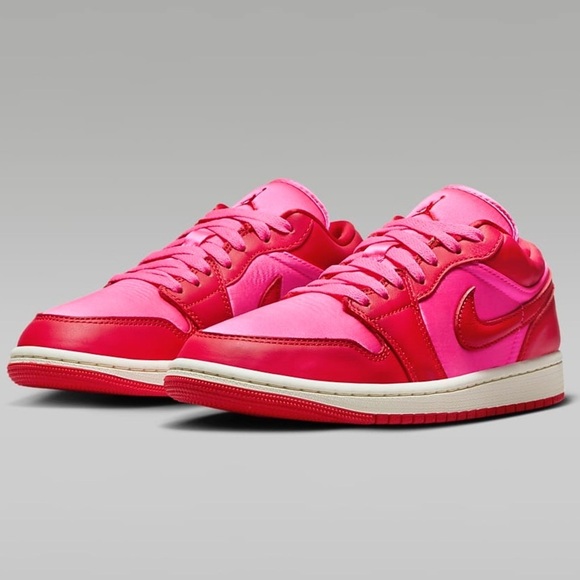 Jordan Shoes - Jordan 1
Low 'pink blast'
Brand new